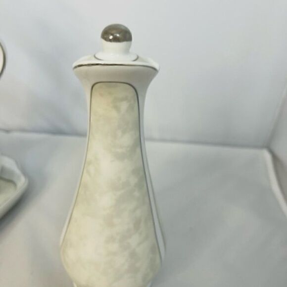 D'Lusso Home Collections White Silver Oil & Vinegar Plate Set Excellent conditio - Picture 5 of 10